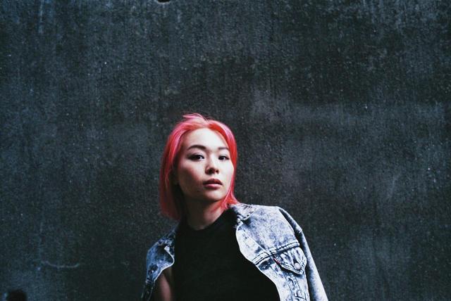 画像: ShioriyBradshaw 2006年よりDJ活動スタート。地元仙台で活動を開始し、現在は東京を拠点に各地方、アジアなどの海外でも活動中。 クラブでのプレイはもちろんのこと、ラジオ番組やライブストリーミング、SoundCloudなどのプラットフォームを活用した活動も積極的に行っている。 近年では、大手ファッションブランドや新鋭ファッションブランドのレセプションパーティーやインストアイベント、また数々の来日アーティストを招致したイベントでサポートアクトを務める。 またラジオパーソナリティーやイベントオーガナイズ、ディレクション等も務めている。 Hip Hop, R&Bをベースとしながらも様々なジャンルをクロスオーバーさせるプレイが彼女のスタイル。 2014年には「burn world DJ CONTEST 2014」と「ROAD TO OUTLOOK_JP 2014」にてセミファイナリストとして勝ち残る。 2016年に自身初のMIX CD「NOVA」をリリース。 http://shioriybradshaw.com https://soundcloud.com/shioriybradshaw