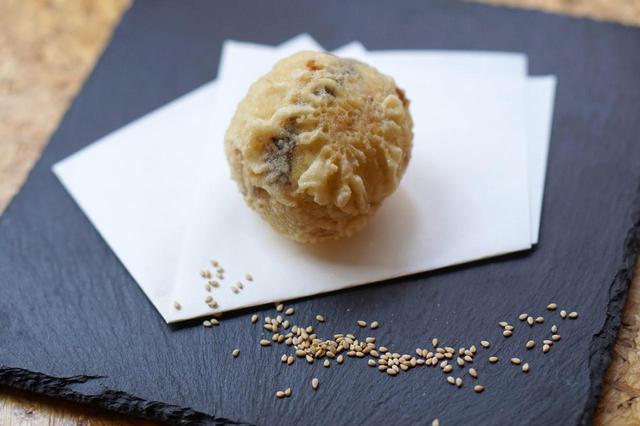 画像: 「超濃厚ごまアイス天ぷら」(税込500円) 超濃厚ごまアイスに衣をつけて、高級天ぷら店でも使用される「九鬼金白純正胡麻油」で揚げました。熱々の衣はふんわりサックリと、中はひんやりトロリと仕上げました。
