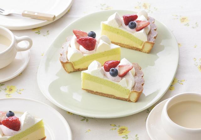 画像: 価 格: ¥430(税込¥464) 特 長: 風味ゆたかなタルト生地の上にチーズカスタードと抹茶風味スポンジを重ねて、チーズクリームと苺クリームで仕上げました。チーズと苺の酸味が爽やかな春のタルトです。