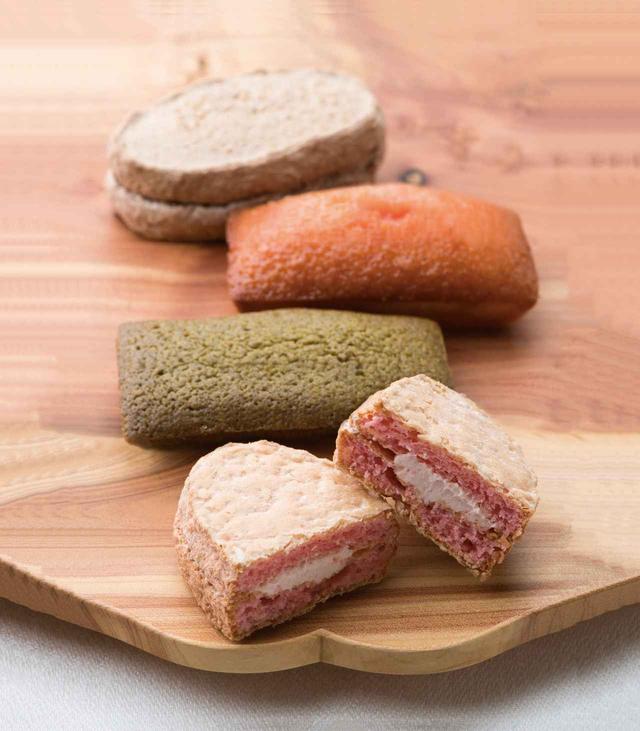 画像: 春の焼菓子詰合せ12個(ダックワーズ<サクラ、ショコラ>、フィナンシェ<サクラ、抹茶> 各3個) 税込¥3,240(和光アネックス地階 グルメサロン) サクラの風味を加えた、淡い色合いがかわいらしいダックワーズとフィナンシェ。人気のショコラ味のダックワーズや大納言あずき入りの抹茶味のフィナンシェとともに詰め合わせた期間限定の焼菓子セットです。