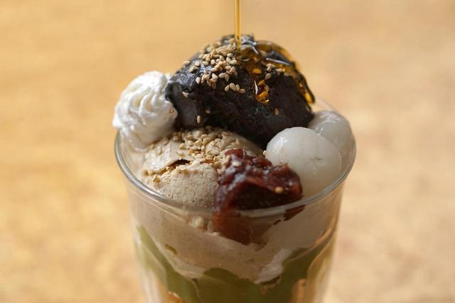 画像: 「GOMAYA KUKIの和風パフェ」 (税込1,000円) お好きなごまアイスとなめらか抹茶プリンや白玉、ふんわりホイップクリームで、和の香りただようパフェに仕立てました。仕上げのごま油がアクセントです。