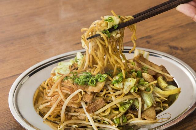 画像: 牛スジとこんにゃくを煮込んだ“名物ぼっかけ焼きそば”