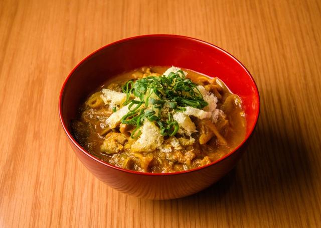画像: ◆鳥カレーそうめん 長時間じっくりと煮込んだ鶏がらスープをベースにしたほのかにスパイシーなスープを、 そうめんに絡めていただく〆にぴったりの一品。