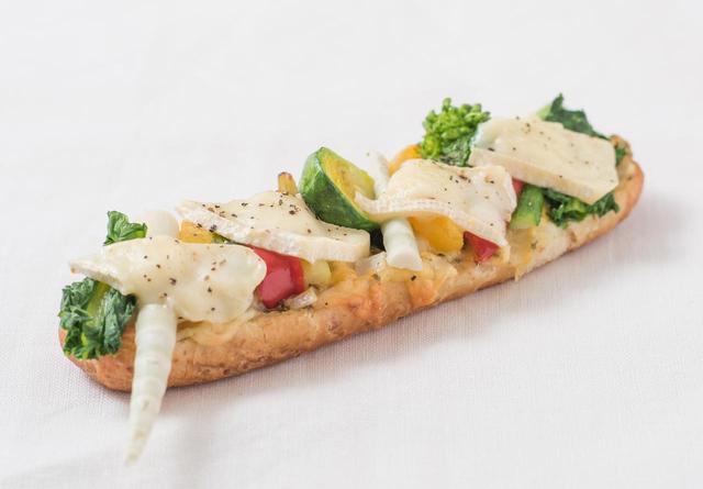 画像: ◇ タルティーヌ ¥380 菜の花や姫竹など旬の野菜、彩りも鮮やかなパプリカやアスパラなどをグリルしてトッピングした、春ならではの一品です。とろけるカマンベールチーズの濃厚な風味と、グリル野菜の甘く香ばしい味わいのコラボレーションをお楽しみください。