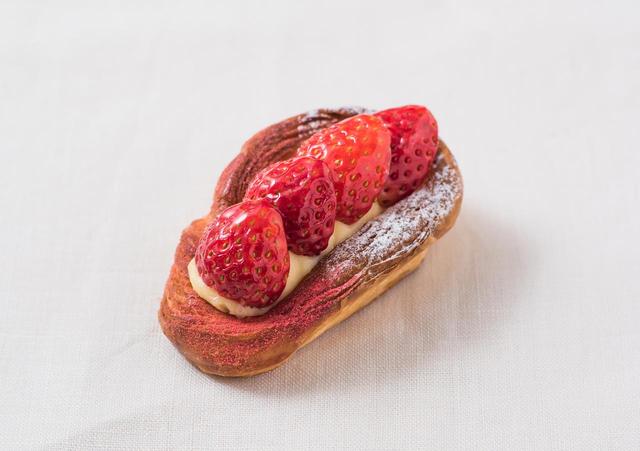 画像: ◇ 苺のデニッシュ ¥330 さくさくの生地にカスタードとホワイトチョコレートの濃厚なクリームを合わせ、苺をトッピングした 華やかなブレッド。苺のジューシーな味わいとデニッシュの香ばしさが際立ちます。手軽なワンハンド ブレッドをお花見やお散歩のお供にどうぞ。