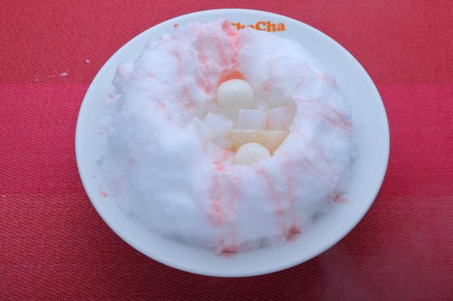 画像: 練乳ソースにライチ、ナタデココ等の白をベースとした「ホットかき氷白」