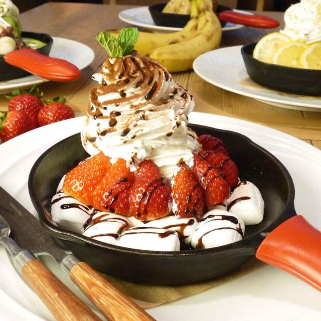 画像: ■苺とマシュマロのティラミススモア オーブンで焼き上げたマシュマロに2段のクリームチーズアイスにマウンテン生クリーム・苺を盛り、仕上げにチョコソースとカカオパウダーを散らしました。