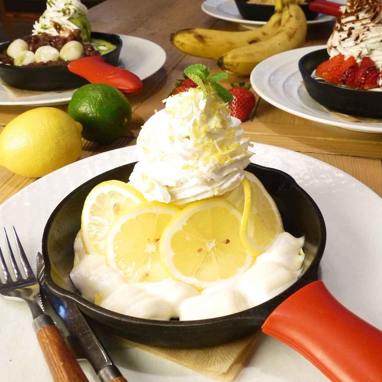 画像: ■塩レモンとマシュマロのクリームチーズスモア オーブンで焼き上げたマシュマロに2段のクリームチーズアイスにマウンテン生クリーム・レモンスライスを盛り、仕上げにクリームチーズソースと生レモンピールを散らしました。