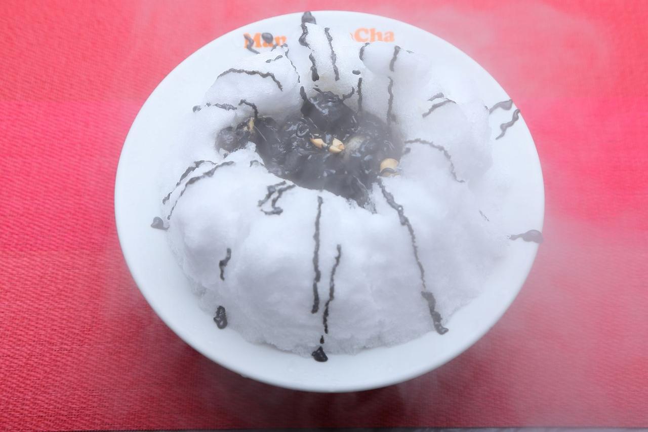 画像: 黒ゴマソースにブラックタピオカ、仙草ゼリー等の黒をベースとした「ホットかき氷黒