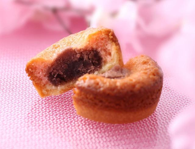 画像: ■商 品 名 : お茶のガトー(桜茶) *単品 ■価 格 : 本体価格 300円(税込 324円) ■商品特徴 : 桜が香る紅茶(ダージリン)のアーモンド生地で餡を包み焼き上げました。桜茶はダージリンの茶葉と桜の花漬をブレンドして抽出したオリジナルの桜茶を使用しています。 ■販売期間 : 3月1日(木)〜4月10日(火)