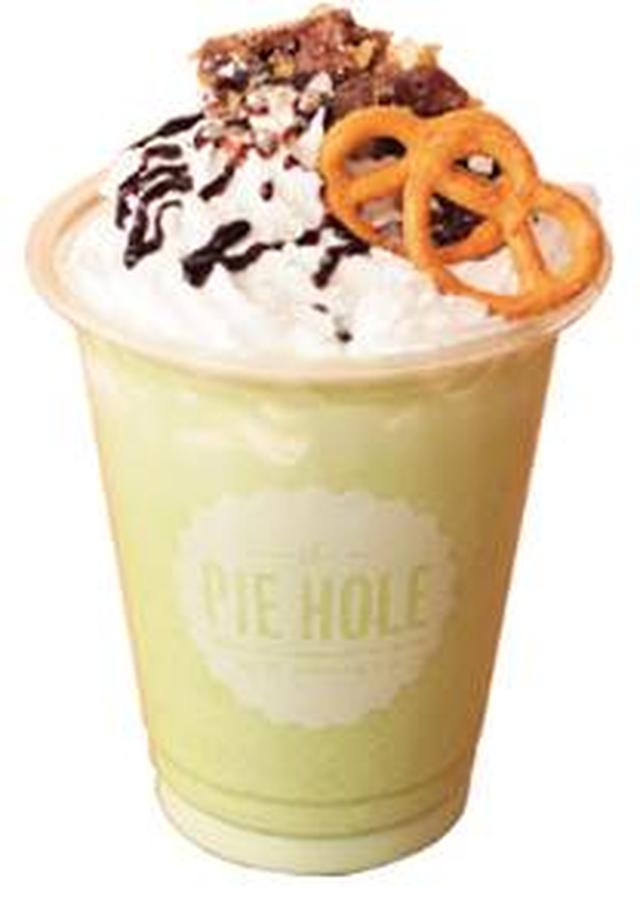 画像: 《廣川奈々聖(グリーン)考案》 生クリームいっぱいキミだけの抹茶オレ 抹茶ミルクにホイップクリームをトッピング。 ピーカンナッツ、プレッツェル、チョコレートソースで 香ばしく仕上げました。