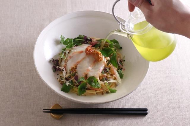 画像: 別添えの薬味をお好きに加えながら鯛の甘みを引き立てる緑茶をそそいで、滋味豊かなおだしの味わいをお楽しみください。