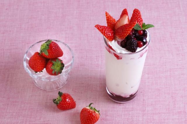 画像: 「ヨーグルトベリーのミルキーシェイク」 700円 ヨーグルトで作るベリーのシェイクはミルキーだけどさっぱりとした飲み口。 苺とベリーをトッピングした満足感いっぱいのデザートドリンクです