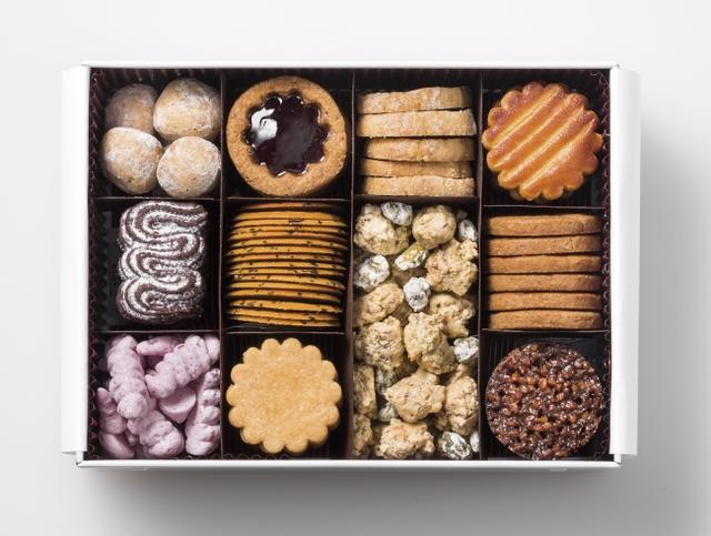 画像: 「Assortiment Premier(アソルティモンプルミエ)」 フランス語で「はじめての」を意味するPremierと名づけた、UN GRAIN初の詰め合わせ商品。メンバー様だけが購入できる限定品です。焼菓子の中でも特に人気の高い数種に加え、この詰め合わせでしか味わえない特別な焼菓子も数種。配送も承っております。 価格:4,300円(税込)