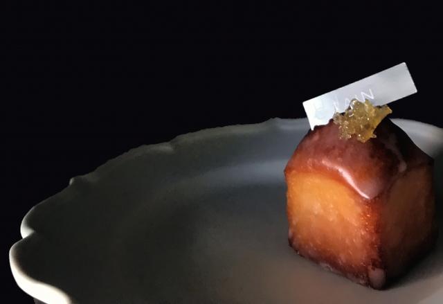 画像: 「ケーク ベルガモット」420円(税込) 香り高い高知県産ベルガモットをマーマレードにして練りこみ焼き上げたパウンドケーキ。上にのせた、さらに糖度を高めてコンフィしたベルガモットからはより強く香りが感じられます。さっくりとしたパウンドケーキの質感に、グラサージュした砂糖の食感も好相性。