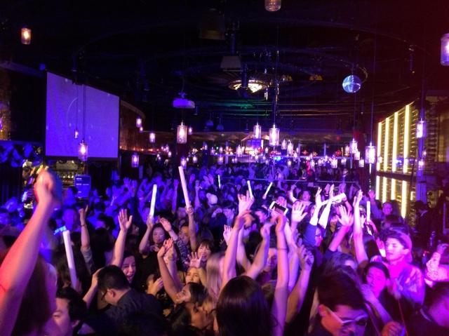 画像: この日限りは、スカイダイニングがDJブースに。東京屈指の夜景を背に、DJ達がパーティーを盛り上げます!