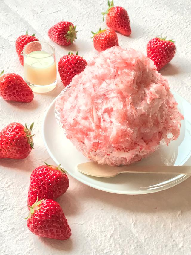 画像: 【いちごまるごとかき氷 ¥800(税抜)】 2017年に大ヒットとなった、農園カフェ湯郷の看板商品。新鮮なまま瞬間冷凍したいちごをそのままフワフワに削った新感覚のかき氷です。約1パック分のいちごを使用しています。