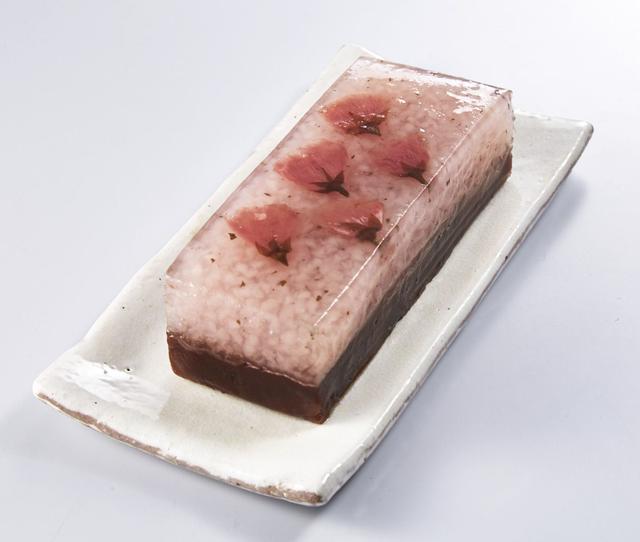 画像: 桜餅の食感と羊羹のおいしさを一度に楽しめる一品。 <七條甘春堂>桜もち羊かん 1本 918円