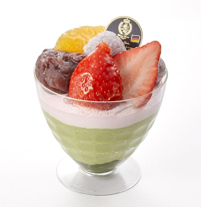 画像: 桜もちをイメージした可愛いパフェ。 <ケーニヒスクローネ> 桜もちと抹茶のムースパフェ 594円 ※3月21日(水)~4月中旬頃販売予定