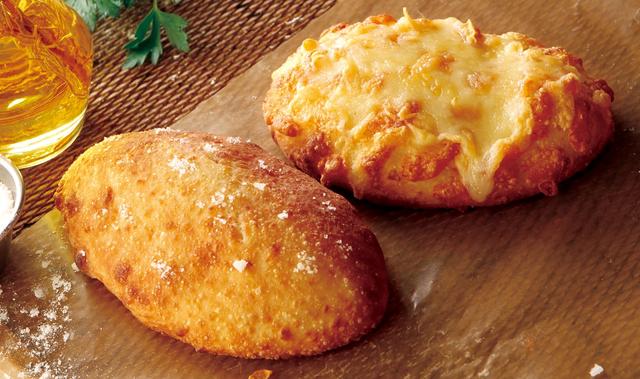 画像: 軽井沢のパンの名店「浅野屋」の生地を使用した、焼きたて手作りパンも販売