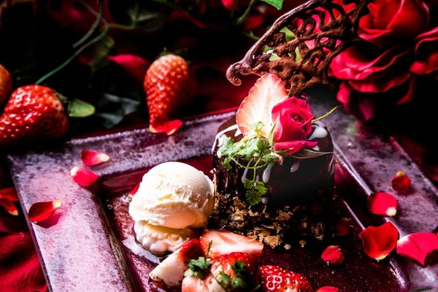 画像: 「#ダーティーウィング〜漆黒を纏う穢れし者の翼~」870円 “マケドニア風”との意を持つイタリア風フルーツポンチ「マチェドニア」に仕立てた苺があしらわれたデザート。ほんのりピンクに色づいたマスカルポーネチーズのムースがかわいらしい風情の「#ヴァージンウィング」と、ハイカカオの濃厚な味わいにうっとりするような「#ダーティーウィング」。白・黒両方の翼を手にして…。