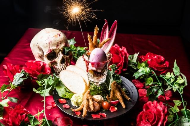 画像: 「#ヴァンパイアカフェ 特製鶏パフェ ブラッディーフェニックス〜漆黒に刻まれし不死鳥の爪痕~」1,180円 この春のトレンドフードとして注目されている「おかず系パフェ」。『ヴァンパイアカフェ』では“生贄となりし”鶏のパフェをご用意しました。生ハム仕立てのつくば鶏のむね肉を丁寧に挽いて作った生食感のミートボール「ポルペッティ・クルード」に、じっくり火を入れた自家製のフォアグラのコンフィとムースを合わせた濃厚でとろけるような味わいと、林檎&アボカドのソルベのさっぱりとした味わいが共存する、パフェとしての魅力満載の贅沢な逸品です。