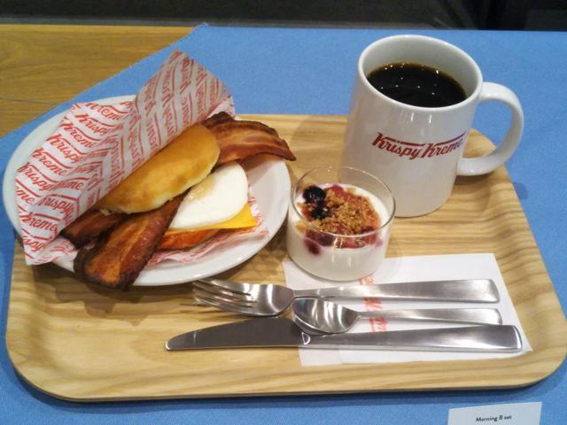 画像: (イートイン限定商品)モーニングBセット/580円(税込) ドーナツ バーガー(ベーコン&エッグ&チーズ)、フルーツヨーグルト、ドリンク(コーヒー、ティー、ラテSサイズから選べます。)