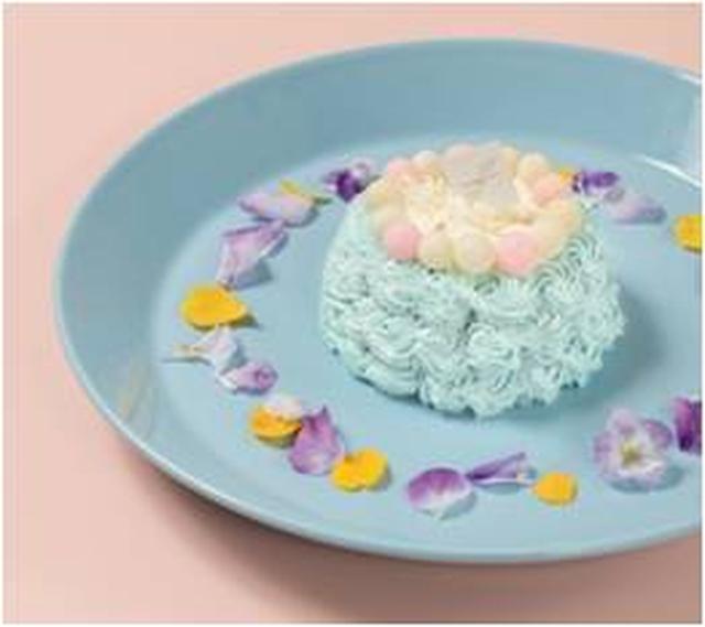 画像: ◇スマッシュケーキ ¥1,200(税込) 『THE CAMPANELLA CAFE』の1周年を記念したスマッシュケーキ。海外では1歳のお誕生日祝いとして人気のケーキです。『THE CAMPANELLA CAFE』では、美しいカンパネラブルーをベースにミックスベリーとカスタード風味のムースに、エディブルフラワーを散らし、目にも鮮やかなケーキに仕上げました。