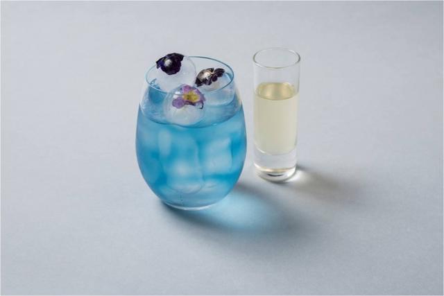 画像: ◇ブルーレモネード ¥720(税込) お花を閉じ込めた氷が華やかなドリンク。カンパネラブルーのハーブティーに添えられたレモンジンジャーシロップを加えると色が変わる、見た目にも爽やかな一品です。