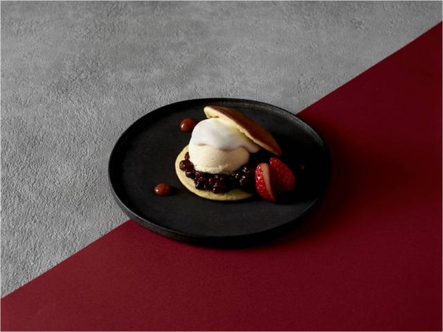 画像: 「ハーゲンダッツどらやき with バニラ」 黒砂糖をまろやかにしたような独特の風味を持つ和三盆を生クリームと合わせてホイップしました。上品な甘さのあんと、濃厚なハーゲンダッツ バニラアイスクリームが絡み合います。甘酸っぱいアクセントとなるよう、梅とイチゴのソースを添えました。