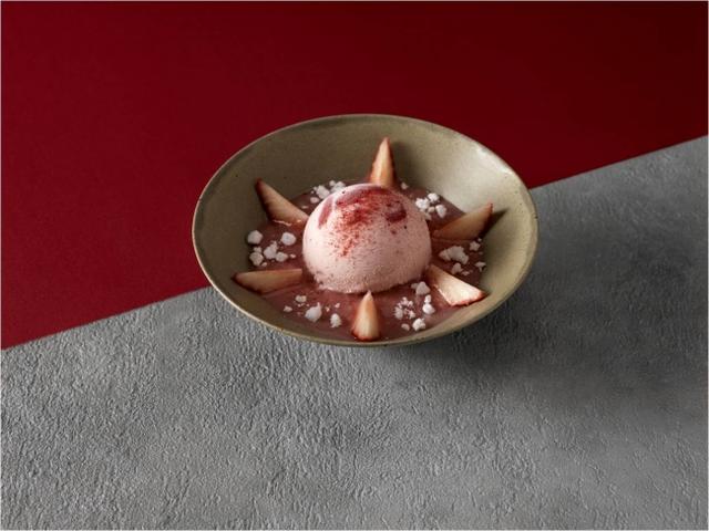 画像: 「いちごのスープ with ストロベリー」 酒かすと甘酒に爽やかなイチゴのピューレを合わせたイチゴのスープに、みずみずしいイチゴとハーゲンダッツ ストロベリーアイスクリームをのせた、イチゴ尽くしの一皿です。