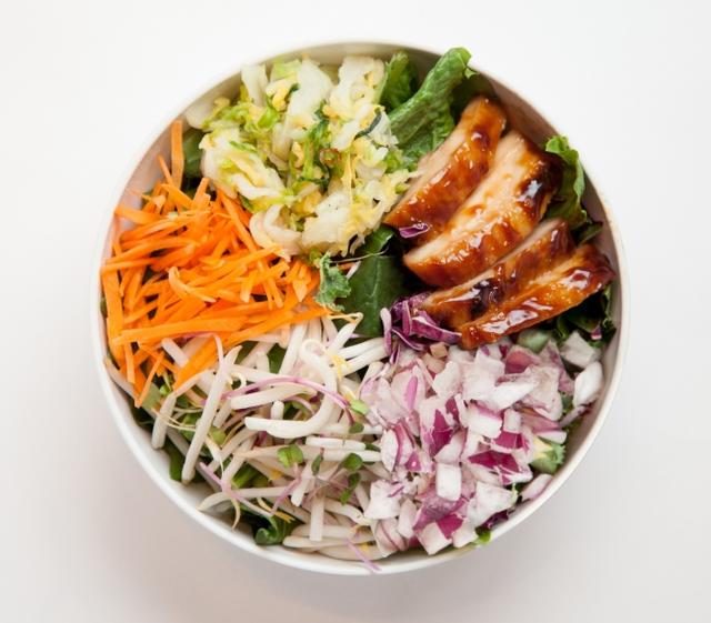画像: TERIYAKI.jp(テリヤキドットジェーピー) 1,020円(税別) 白菜の浅漬けや照り焼きチキンなど和の具材をちりばめた一皿。香ばしいガーリック味噌ジンジャードレッシングが味の決め手。