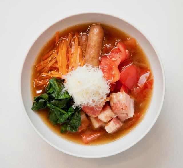 画像: フレンチポトフ 1,080円(税別) ソーセージやベーコンの旨味がたっぷり入ったポトフ風スープボウル。濃厚なとろけるチーズがコクをプラス。