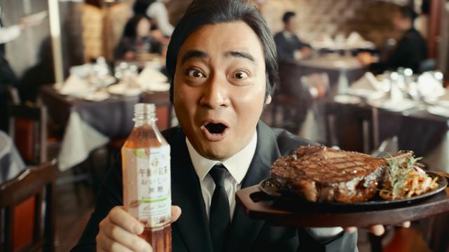 画像: 肉々しいステーキを持つ斉藤さん