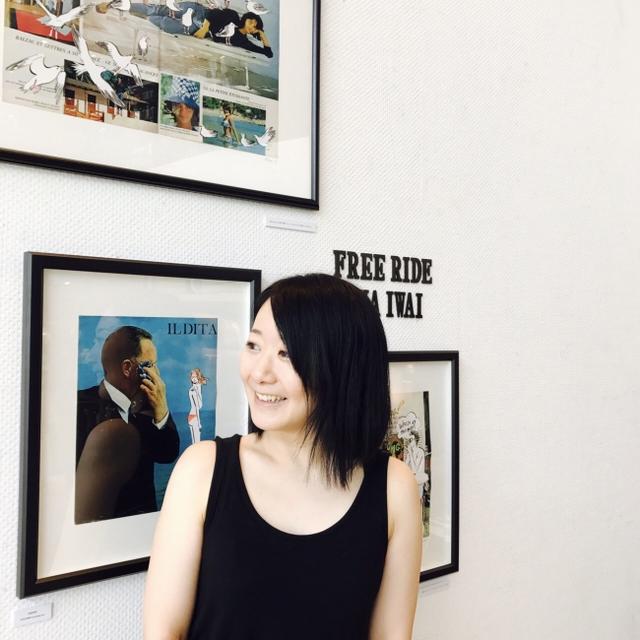 画像: プロフィール Rina Iwai 女子美術短期大学情報デザイン専攻を卒業後、デザイン事務所に勤務。2008年に単身ニューヨークに移住した後にフリーのイラストレーターに。画材に割り箸を用いて、力強さと繊細さが一体となった線で描く。 国内外問わず、女性誌、広告、ディスプレイ、雑貨、アパレル、ポートレートイベント等、幅広く活動中。
