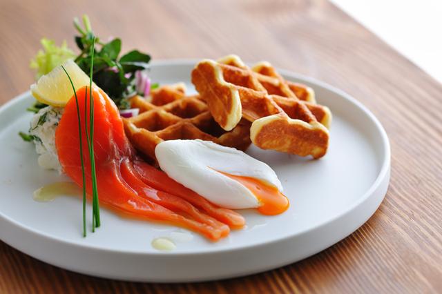 画像: ・ワッフル OMO7 旭川 朝食ビュッフェのメインとなるライブキッチンメニュー。周りはサクッ、中はフワァとし たライトな食感に仕上げました。サラダや自家製マリネサーモン、玉子料理をお好みでトッピングした 新しいスタイルと、フルーツソースやクリームをのせた定番スタイルで、ワッフルを2度楽しんでいただけます。 ・サラダ 彩り鮮やかな野菜をスライスしたサラダを筆頭に5種類を用意。サラダに合わせるドレッシングは8種 類。北海道ならではの「山わさび」やジャガイモ、人参などの濃厚な野菜ドレッシングもあり、様々 な組み合わせでどうぞ。 ・パン 食パン・塩パン・ブリオッシュなどのスタンダードラインから、スイーツ感覚で楽しめる変わりパン が並びます。どれも魅力的なフォルムなので心の底から迷う方続出です。パンの相棒ジャムは8種類。 はちみつ・果物ジャム・ピーナッツバターも登場します。