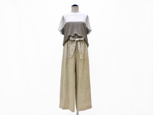 画像: ニットプルオーバー （5・9・11号）￥20,520 （15号）￥21,600　カラー：亜麻×オフホワイト、ブルー×ネイビー、ワイドパンツ （5～11号）￥29,160 （13～17号）￥30,240　カラー：亜麻、フォレストグリーン　＊全て税込