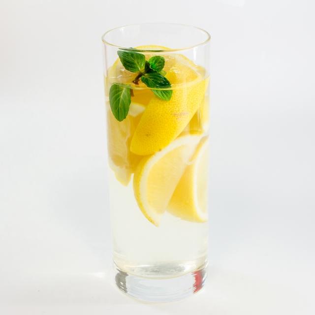画像: レモンがたっぷりの「ゴロゴロレモネード」で乾杯♪ アルコールが苦手な方はソフトドリンクにも変更できます。