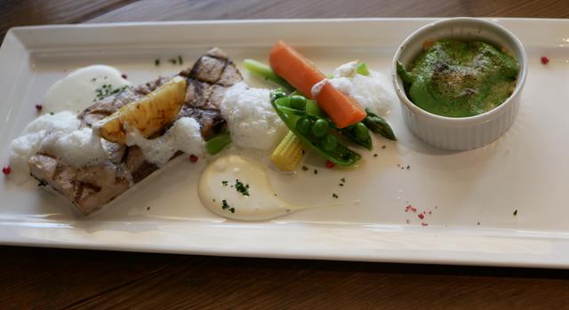 画像: 「メカジキと春野菜のグリル、kiriとグリーンピースのココット焼き」(ランチ) ・表面を香ばしく焼き上げた身の厚いメカジキに「キリ クリーム チーズ」のクリーミーなソースがついています。