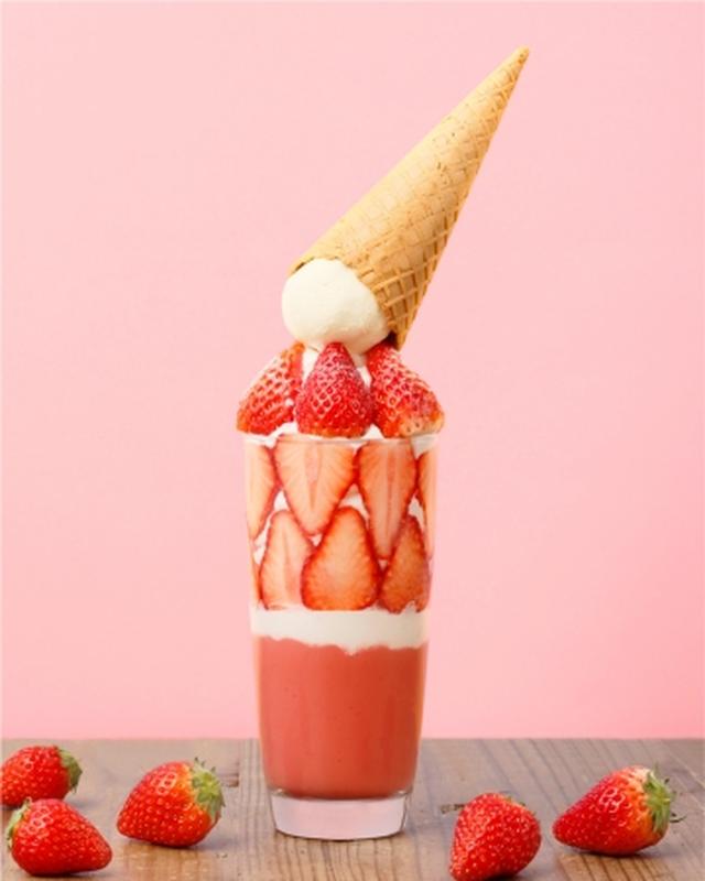 画像: ○商品名 :ストロベリー ワッフルコーン ボンボンスムージー ○本体価格:1,700円 ○販売期間:通年 ○商品説明:ワッフルコーンがトッピングされた見た目インパクト大!旬の苺をふんだんに使用し、自家製の冷たいスムージーはヨーグルト入りであっさりと。苺の甘酸っぱさとバニラアイスの優しい甘みが組み合わさった幸せな味わい。ワッフルコーンをバリバリに割ったり、苺やバニラアイスを移したりお好みの食べ方でお楽しみいただけます。