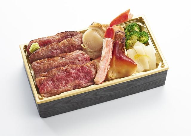 画像: ・札幌市『grill glad(グリルグラッド)』白老牛と魚貝の麹漬け弁当 2,700円/1折 ※第1週のみ 白老町の温暖な気候、豊かな自然と水のなかで育ったまろやかな味わいの「白老牛」とキンキ、帆立、北寄貝を麹漬けにして盛り合わせた、お肉も海鮮も一度に堪能できるお弁当です。