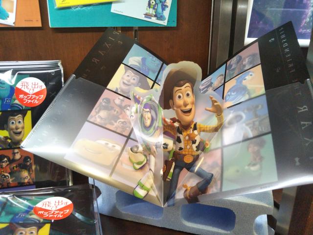 画像: ≪展覧会限定商品≫飛び出すポップアップファイル©Disney/Pixar ファイルを開くと、バズライトイヤーとウッディが飛び出します。