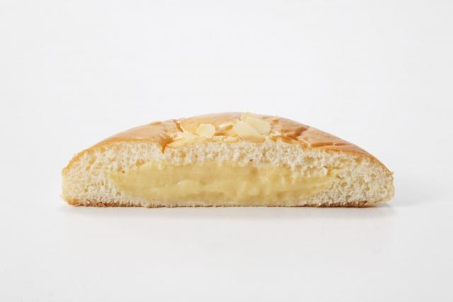 画像: <オーサムベーカリー>(大阪) ペロリと食べられる、とろけるクリームパンは自家製クリームがたっぷり。 とろけるクリームパン(1個)税込180円 ※各日限定数200 ■販売期間:4月25日(水)~27日(金)