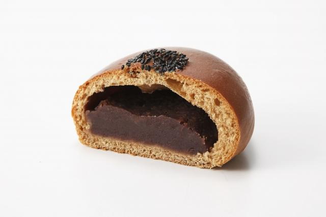 画像: 金谷ホテルベーカリー>(栃木) 北海道産の小豆を使用したこしあんのほどよい甘さとしっとりした黒糖生地が人気。 黒糖あんぱん(1個)税込226円 ※限定数80 ■販売期間:4月30日(月・振休)