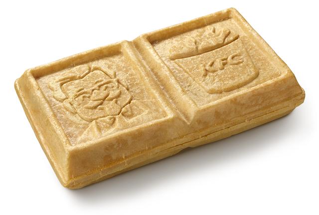 画像: ホワイトチョココーチングしたバニラアイスクリームをモナカでサンド。※GW中の期間限定販売