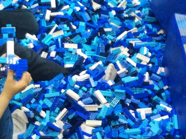 画像: ボールプールではなく「レゴプール」もあり、泳げるほどのレゴに埋もれてみたりも。