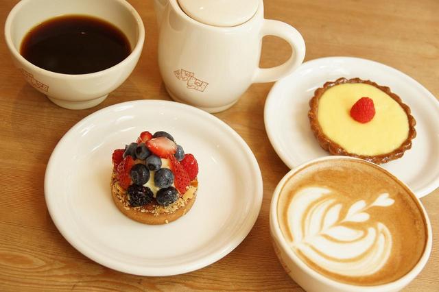画像: <ケーキ各種 \550〜> 甘酸っぱさがクセになるレモンタルトや、フレッシュなベリーをふんだんに使用したミックスベリータルト等、10種類以上の自家製ケーキをご用意しております。テイクアウトも可能です。