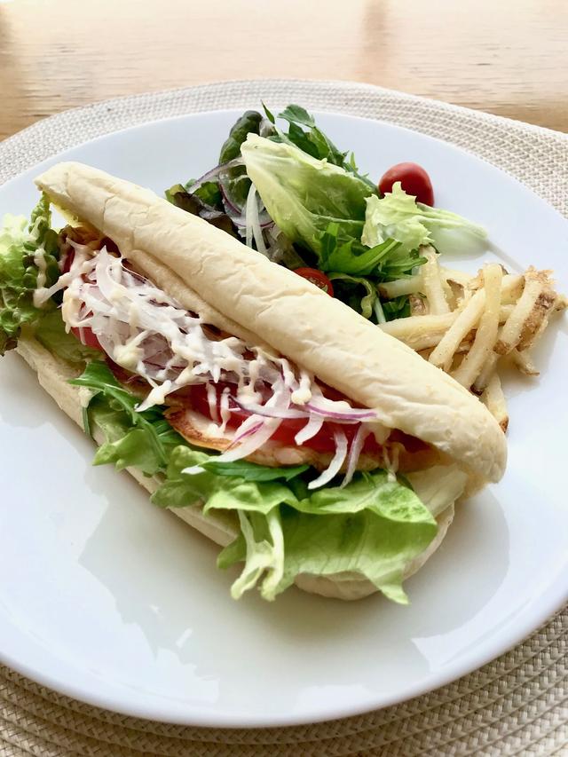 画像: スモークチキンのパニーニ(¥1,280/税込) スモークチキン、レタス、トマト、玉ねぎをサンドしたパニーニ。軽めのお食事にぴったりです。