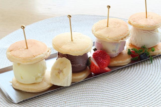 画像: アイスパンケーキ(¥1,260/税込) スタンダードなバニラ、チョコレートに、爽やかな味のパステルラムネとパイナップル、4種類ものアイスをパンケーキでサンドし、見た目も楽しめるメニューです。