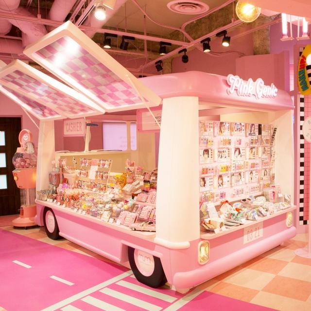 画像: ピンク色を基調としたカラフルでフォトジェニックなお菓子や雑貨を販売する、ピンク色バス。一部商品は、『moreru mignon』舞浜イクスピアリ店限定のパッケージとなっています。この他にも、カラーコンタクトも販売します。